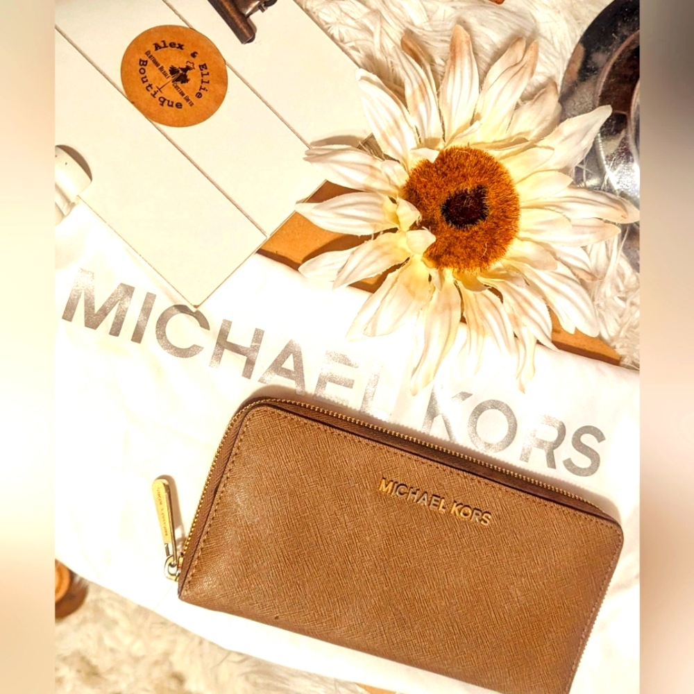 ⭕ SOLD ⭕Large Michael Kors jet set accordion zip wallet